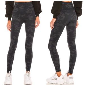 Spanx Look At Me Now Black Camo Seamless Leggings Size XL - NWT
